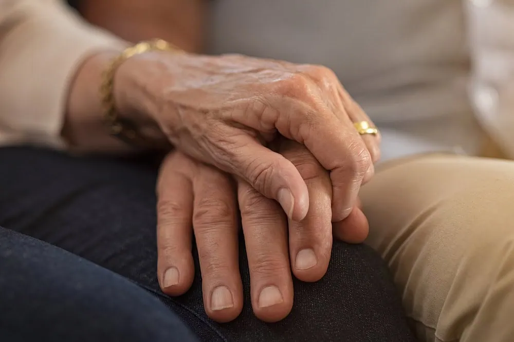 bigstock-Closeup-of-elderly-couple-hold-267296713